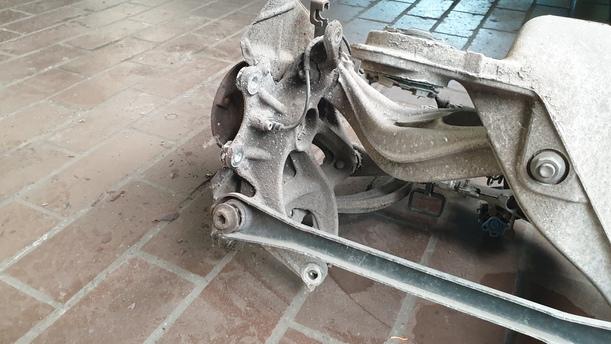 Foto: HINTERACHSE / ACHSTRÄGER HINTEN eines Peugeot 407 HDi 205 Bi-Turbo Automatik Viva X