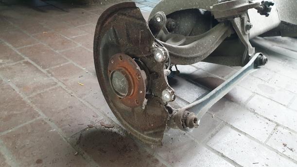 Foto: HINTERACHSE / ACHSTRÄGER HINTEN eines Peugeot 407 HDi 205 Bi-Turbo Automatik Viva X