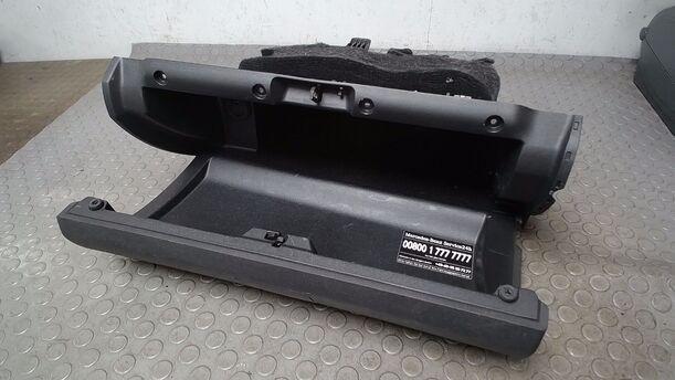 Foto: HANDSCHUHFACH eines Mercedes-Benz A 150 GL