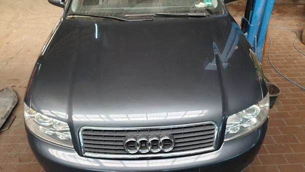 Foto: MOTORHAUBE eines Audi A4 1.6 GL