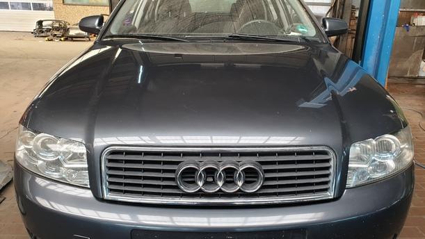 Foto: MOTORHAUBE eines Audi A4 1.6 GL