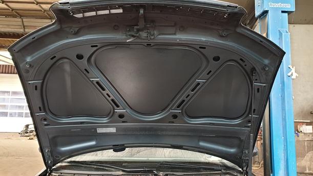 Foto: MOTORHAUBE eines Audi A4 1.6 GL