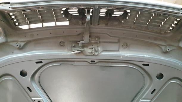 Foto: MOTORHAUBE eines Audi A4 1.6 GL