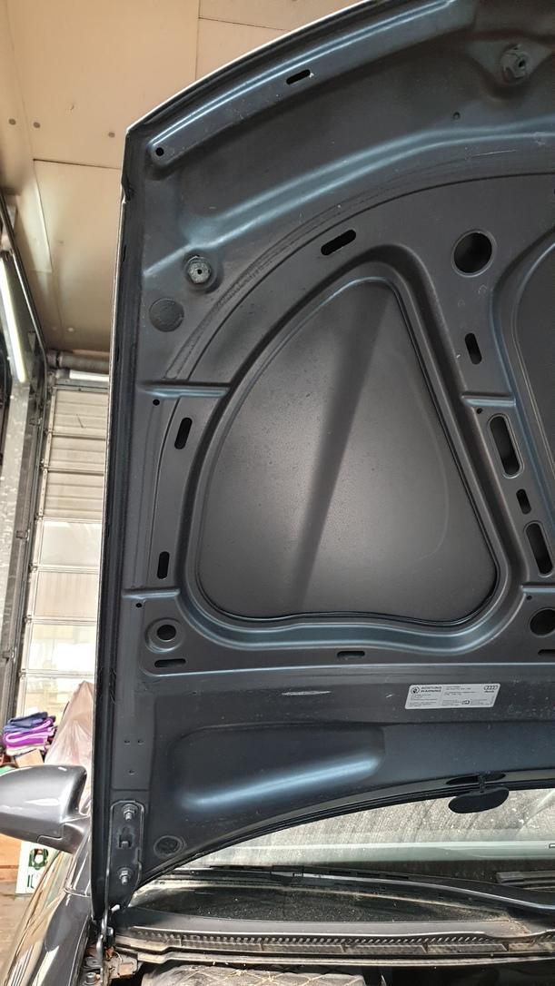Foto: MOTORHAUBE eines Audi A4 1.6 GL