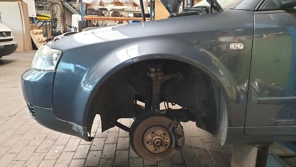 Foto: KOTFLÜGEL LINKS eines Audi A4 1.6 GL