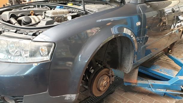 Foto: KOTFLÜGEL LINKS eines Audi A4 1.6 GL