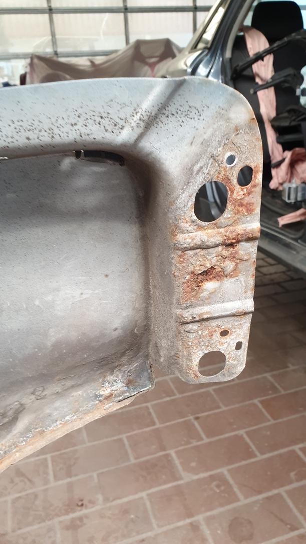 Foto: KOTFLÜGEL LINKS eines Audi A4 1.6 GL