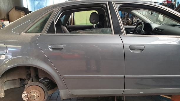 Foto: TÜR HINTEN RECHTS ( LIMOUSINE ) eines Audi A4 1.6 GL