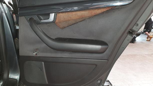 Foto: TÜR HINTEN RECHTS ( LIMOUSINE ) eines Audi A4 1.6 GL