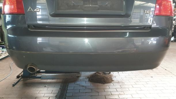 Foto: STOSSFÄNGER/ STOßSTANGE HINTEN ( LIMOUSINE ) eines Audi A4 1.6 GL