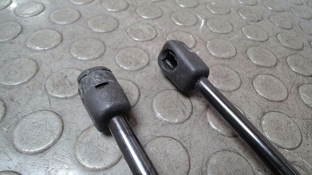 Foto: HECKKLAPPENDÄMPFERPAAR ( LIMOUSINE ) eines Audi A4 1.6 Trend