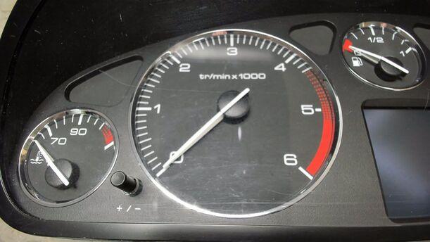 Foto: TACHOEINHEIT / KOMBIINSTRUMENT eines Peugeot 407 HDi 205 Bi-Turbo Automatik Trend