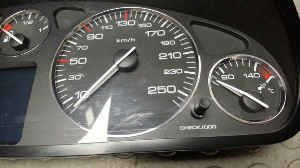 Foto: TACHOEINHEIT / KOMBIINSTRUMENT eines Peugeot 407 HDi 205 Bi-Turbo Automatik Trend