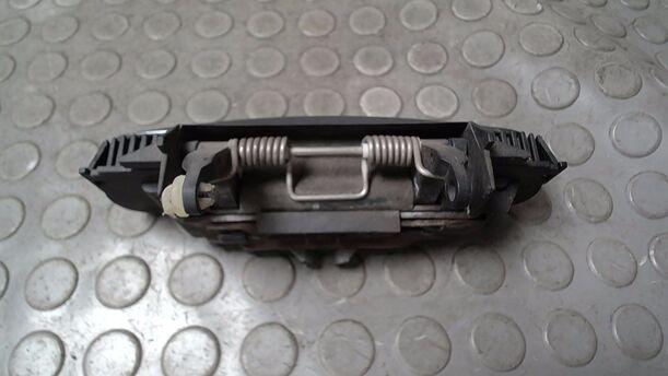 Foto: TÜRAUSSENGRFF HINTEN LINKS eines Audi A4 1.6 GL