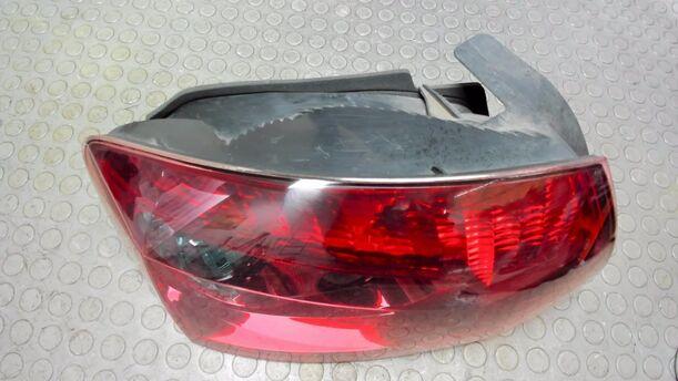 Foto: HECKLEUCHTE / RÜCKLICHT LINKS ( LIMOUSINE ) eines Peugeot 407 HDi 205 Bi-Turbo Automatik GL