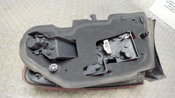 Foto: HECKLEUCHTE / RÜCKLICHT LINKS ( LIMOUSINE ) eines Peugeot 407 HDi 205 Bi-Turbo Automatik GL