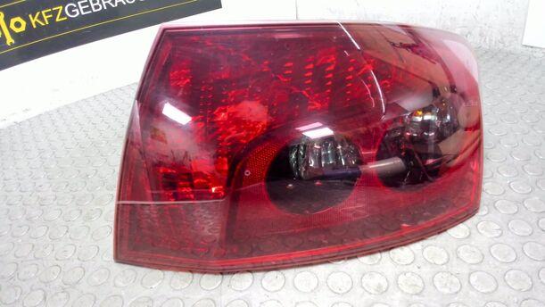 Foto: HECKLEUCHTE / RÜCKLICHT RECHTS ( LIMOUSINE ) eines Peugeot 407 HDi 205 Bi-Turbo Automatik GL