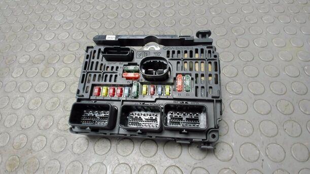 Foto: SICHERUNGSKASTEN eines Peugeot 407 HDi 205 Bi-Turbo Automatik GL