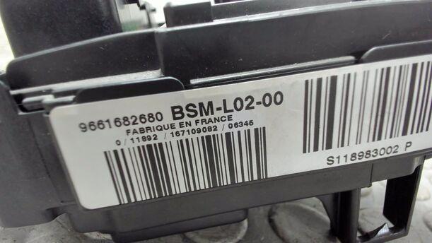 Foto: SICHERUNGSKASTEN eines Peugeot 407 HDi 205 Bi-Turbo Automatik GL
