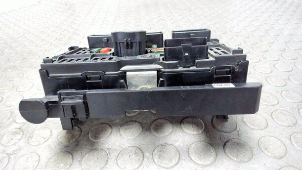 Foto: SICHERUNGSKASTEN eines Peugeot 407 HDi 205 Bi-Turbo Automatik GL