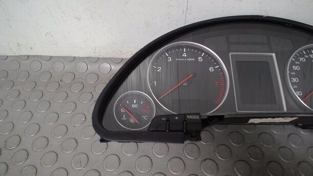 Foto: TACHOEINHEIT/ KOMBIINSTRUMENT eines Audi A4 1.6 GL