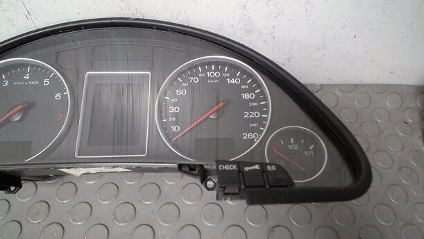 Foto: TACHOEINHEIT/ KOMBIINSTRUMENT eines Audi A4 1.6 GL
