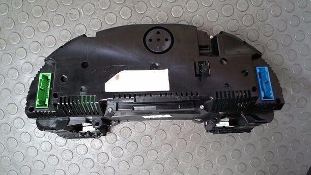 Foto: TACHOEINHEIT/ KOMBIINSTRUMENT eines Audi A4 1.6 GL