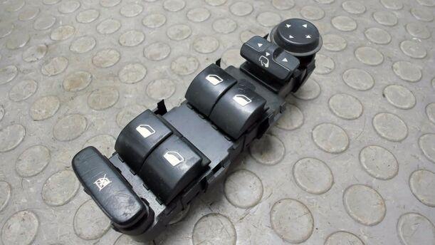 Foto: FENSTERHEBERSCHALTER LINKS eines Peugeot 407 HDi 205 Bi-Turbo Automatik GL