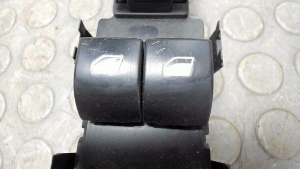 Foto: FENSTERHEBERSCHALTER LINKS eines Peugeot 407 HDi 205 Bi-Turbo Automatik GL