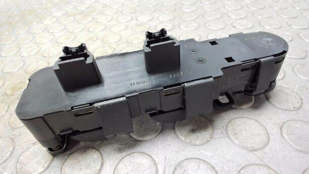 Foto: FENSTERHEBERSCHALTER LINKS eines Peugeot 407 HDi 205 Bi-Turbo Automatik GL
