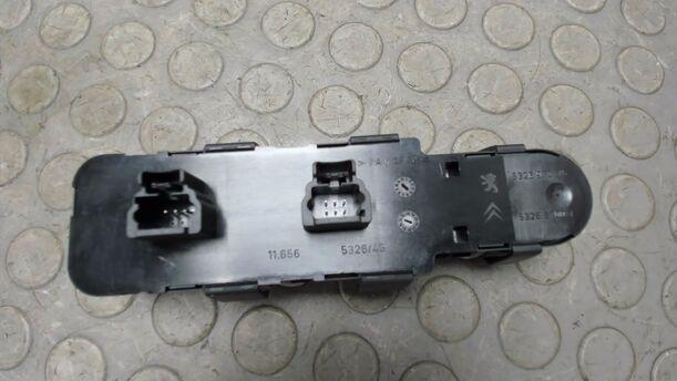 Foto: FENSTERHEBERSCHALTER LINKS eines Peugeot 407 HDi 205 Bi-Turbo Automatik GL