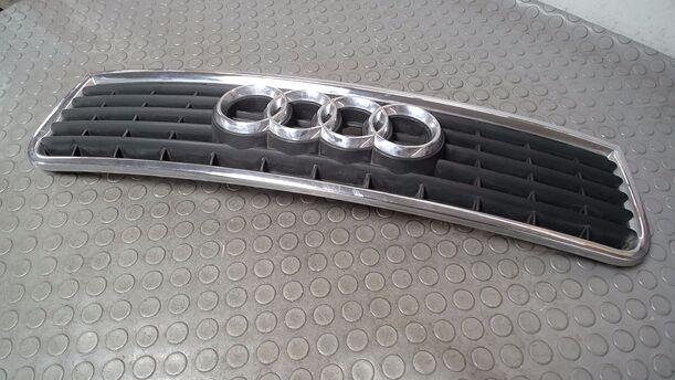 Foto: KÜHLERGRILL eines Audi A4 1.6