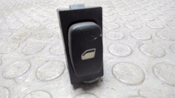 Foto: FENSTERHEBERSCHALTER eines Peugeot 407 HDi 205 Bi-Turbo Automatik
