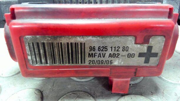 Foto: RÜCKSPANNUNGSWANDLER / RELAISKASTEN eines Peugeot 407 HDi 205 Bi-Turbo Automatik