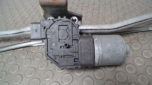 Foto: SCHEIBENWISCHERMOTOR VORN eines Audi A4 1.6