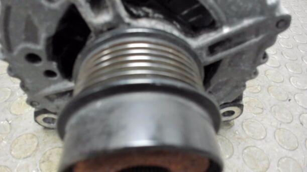 Foto: LICHTMASCHINE / GENERATOR eines Peugeot 407 HDi 205 Bi-Turbo Automatik