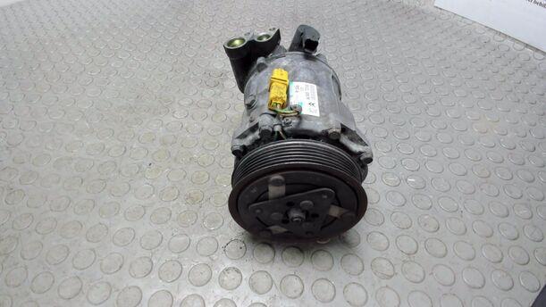 Foto: KLIMAKOMPRESSOR eines Peugeot 407 HDi 205 Bi-Turbo Automatik