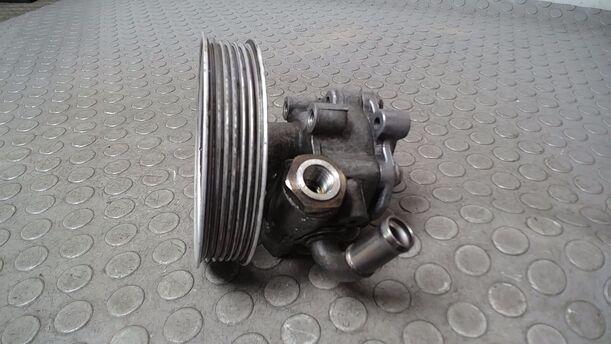 Foto: PUMPE SERVOLENKUNG/ SERVOPUMPE eines Audi A4 1.6 CLX (LX)