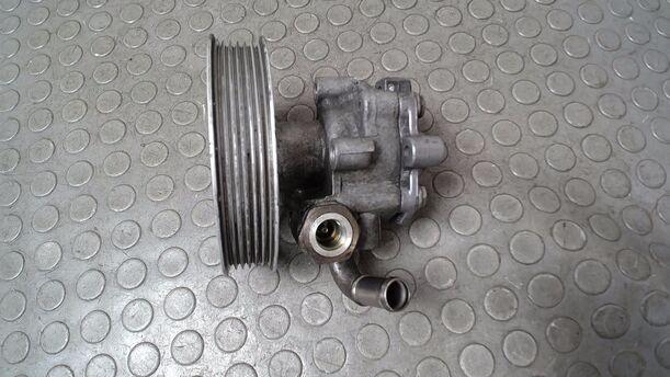 Foto: PUMPE SERVOLENKUNG/ SERVOPUMPE eines Audi A4 1.6 CLX (LX)