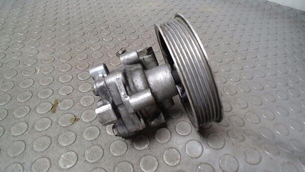 Foto: PUMPE SERVOLENKUNG/ SERVOPUMPE eines Audi A4 1.6 CLX (LX)