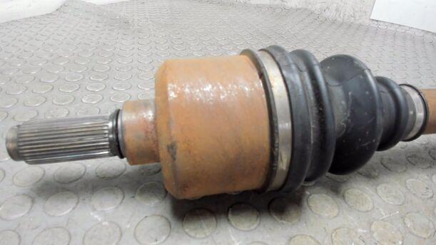 Foto: ANTRIEBSWELLE LINKS eines Peugeot 407 HDi 205 Bi-Turbo Automatik CLX (LX)