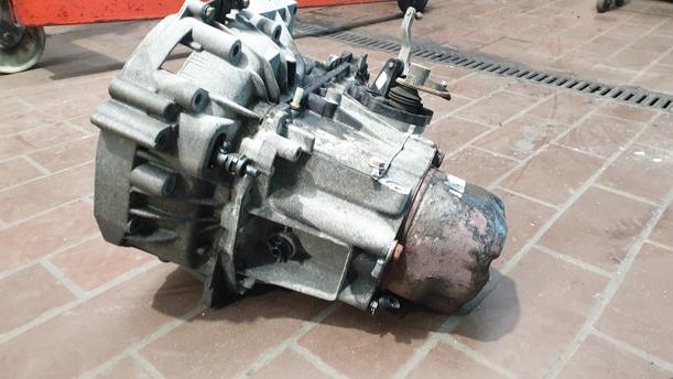 Foto: SCHALTGETRIEBE 5-GANG eines Nissan Almera 1.5 dCi XL