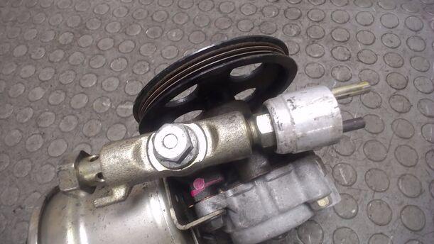 Foto: SERVOPUMPE / LENKGETRIEBEPUMPE eines Toyota Corolla 1.6 Si