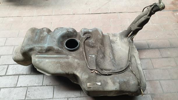 Foto: KRAFTSTOFFTANK ( BENZIN ) eines VW Multivan T4 CLX (LX)