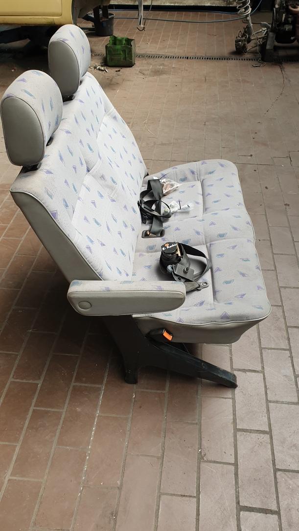 Foto: SITZREIHE 2TE REIHE / SITZE eines VW Multivan T4 CLX (LX)