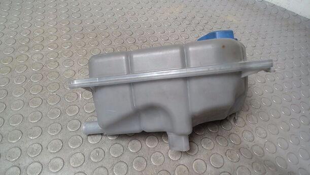 Foto: AUSGLEICHSBEHÄLTER eines Audi A4 1.6 Si
