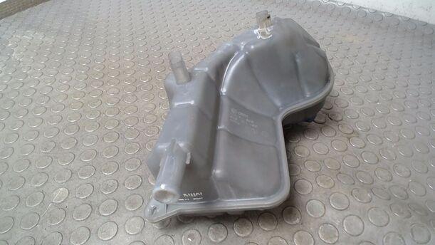 Foto: AUSGLEICHSBEHÄLTER eines Audi A4 1.6 Si