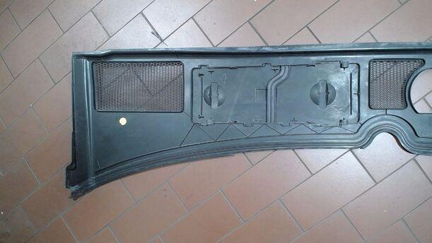 Foto: ABDECKUNG WASSERKASTEN eines Audi A4 1.6 Si