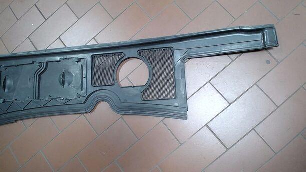 Foto: ABDECKUNG WASSERKASTEN eines Audi A4 1.6 Si
