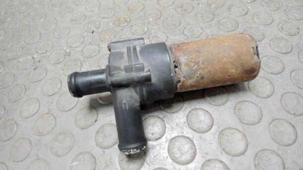 Foto: ZUSATZWASSERPUMPE eines VW Multivan T4 Si